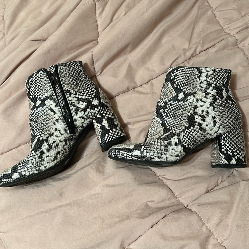 AMAZING CONDITION Inc Heeled Ankle Booties